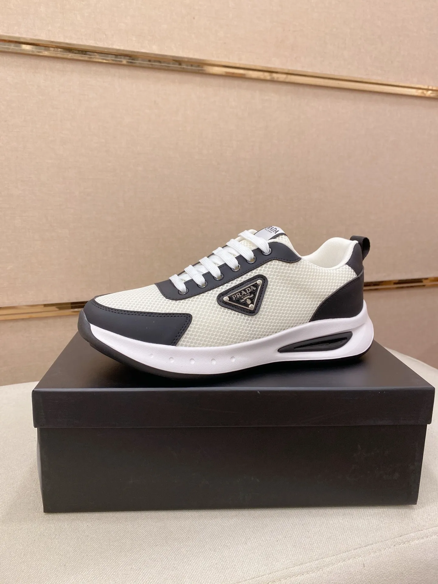 Men's men's shoes💰: 440💰[Prada～Prada] Trendy new styles are on the market. Same style as the official website. Counter quality. Original version. [Strong] [Strong] Imported selected first-layer cowhide. Comfortable and breathable sheepskin lining, fine workmanship, upper layer made of 100% pure cowhide, original last shape, comfortable on the feet, shoe sizes 38 to 44